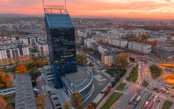 Przestrzeń biurowa w Krakowie. Korzyści z wynajmu biura w sercu Małopolski