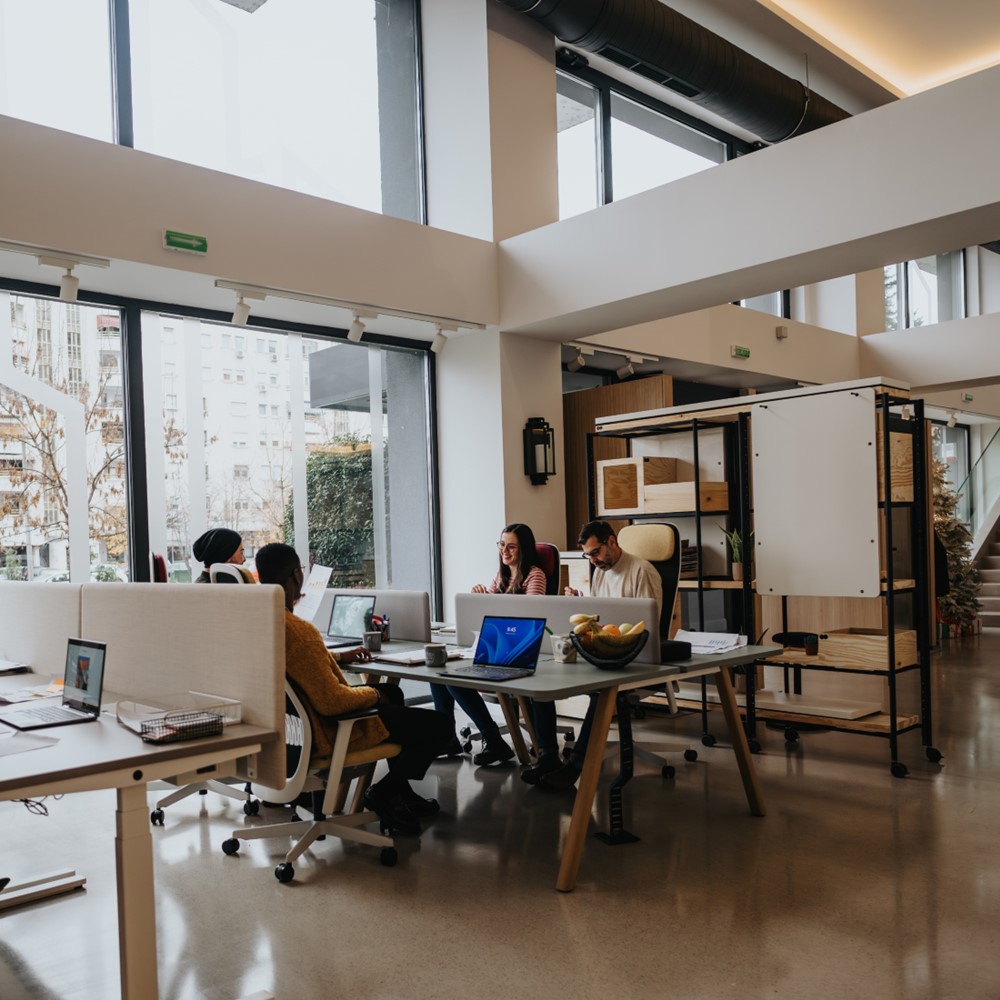 Jak ustawić biurka w biurze, by wspomóc efektywną pracę?