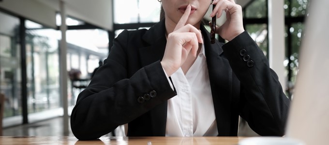 pracownik na openspace pracujący w ciszy