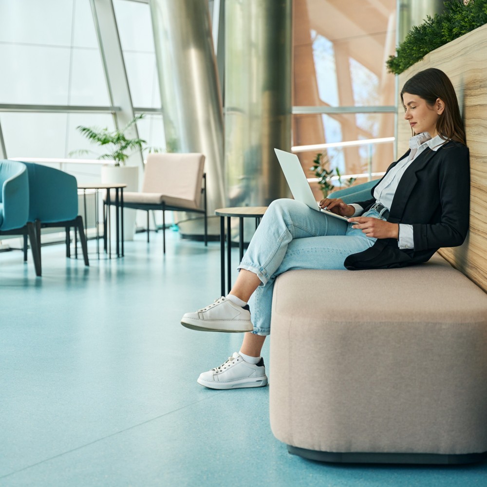 Strefy Deep Work i pracy zespołowej w biurze do wynajęcia. Jak zaplanować przestrzeń, która wspiera skupienie i współpracę?